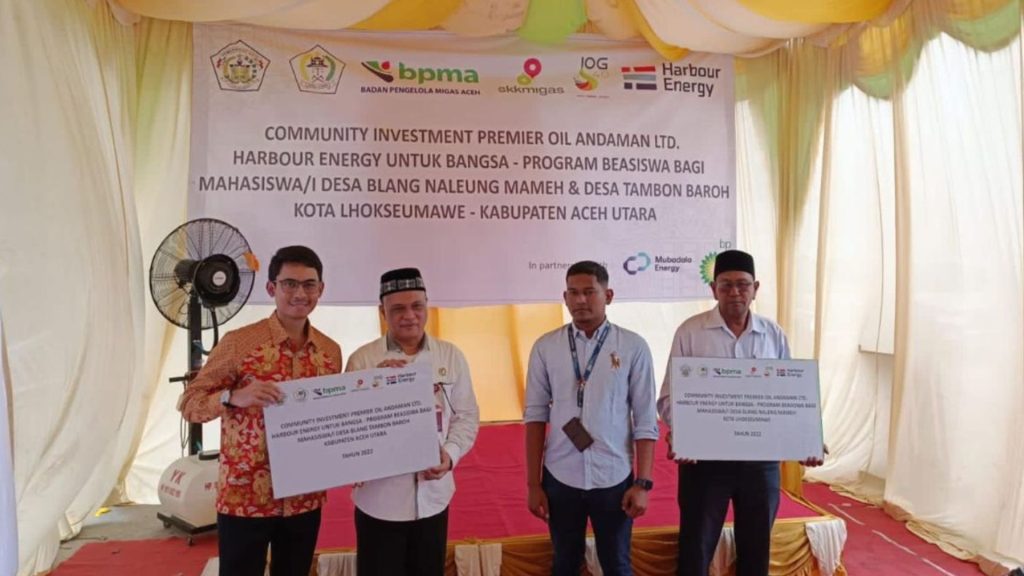 Penyerahan secara simbolik kepada Kepala Desa